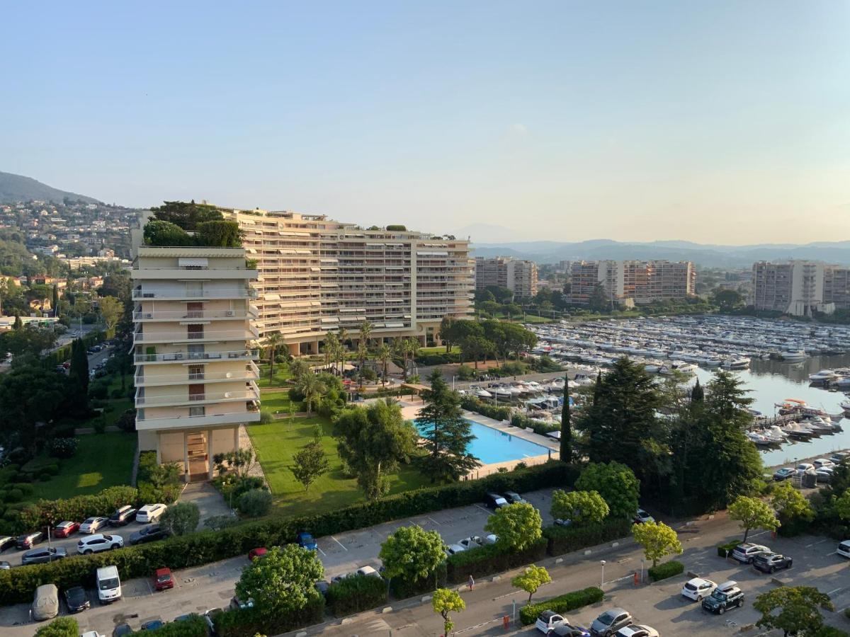 Cannes Marina Le Surcouf - De 28m2 Au 10eme Etage Avec Piscine, Terrasse, Parking, Vue Montagne Et Port : Mandelieu-la Napoule