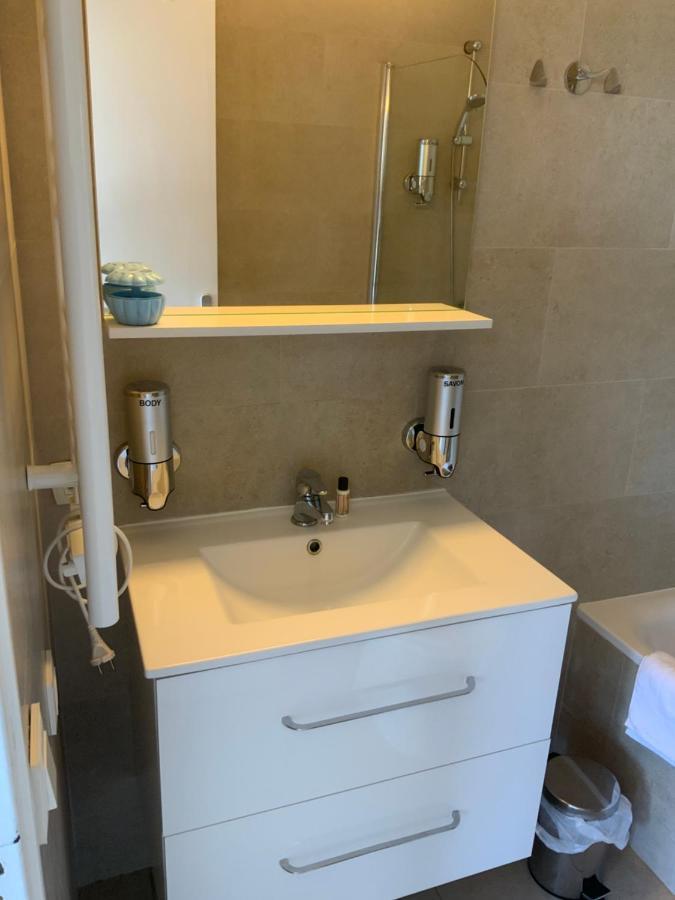 Apartment Cannes Marina Le Surcouf - De 28m2 Au 10eme Etage Avec Piscine, Terrasse, Parking, Vue Montagne Et Port : Mandelieu-la Napoule *