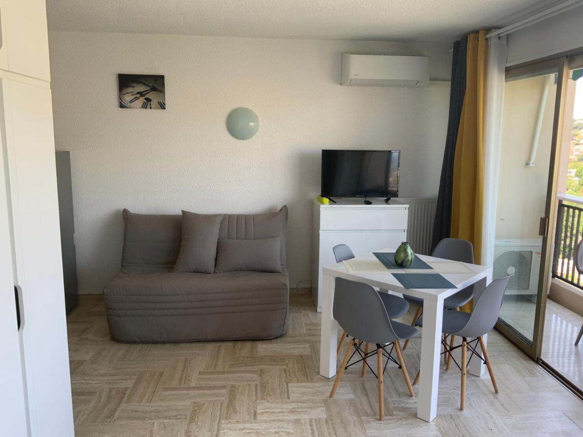 Cannes Marina Le Surcouf - De 28m2 Au 10eme Etage Avec Piscine, Terrasse, Parking, Vue Montagne Et Port : Mandelieu-la Napoule Apartment *