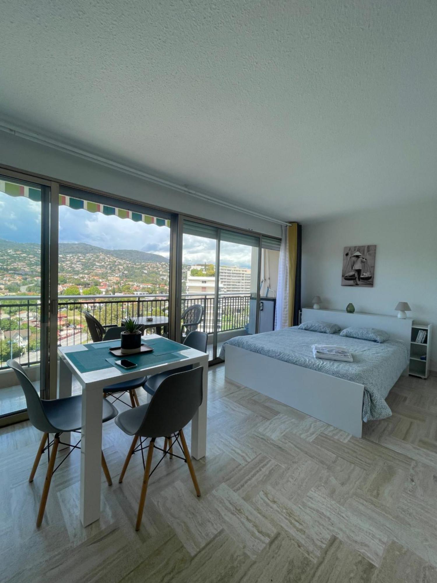 Cannes Marina Le Surcouf - De 28m2 Au 10eme Etage Avec Piscine, Terrasse, Parking, Vue Montagne Et Port : Mandelieu-la Napoule Mandelieu
